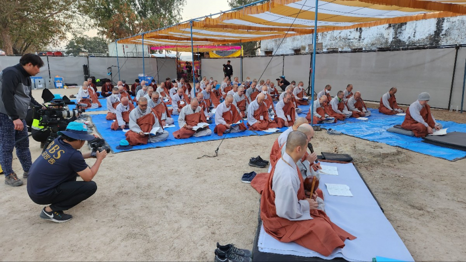 금강경 독송하는 모습.