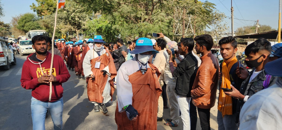 순례단을 환영하는 인도인들