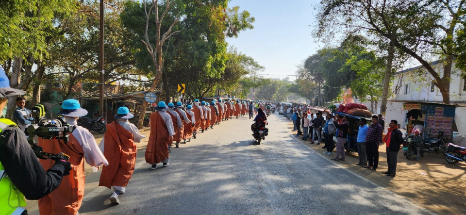 묵묵히 걸어가는 순례단 뒷모습