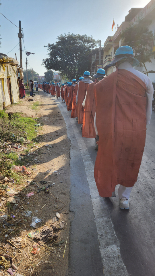 가사장삼을 수하고 안행하는 스님들