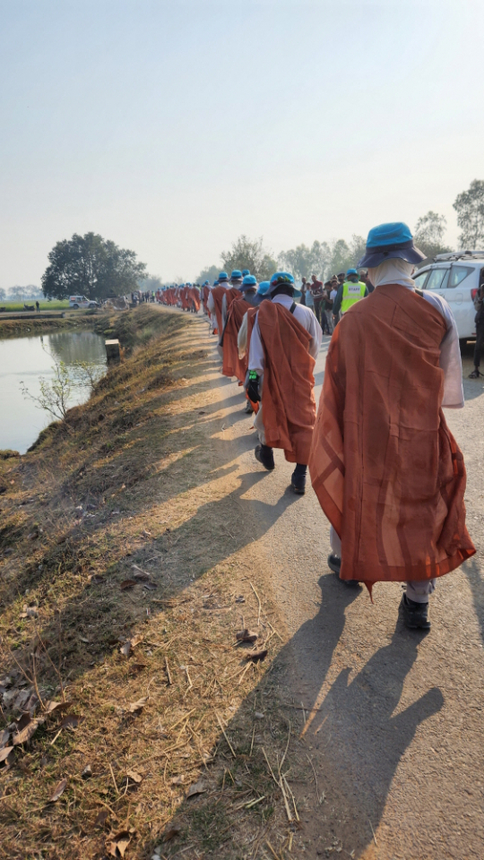묵묵히 걷는 수행자의 뒷모습.
