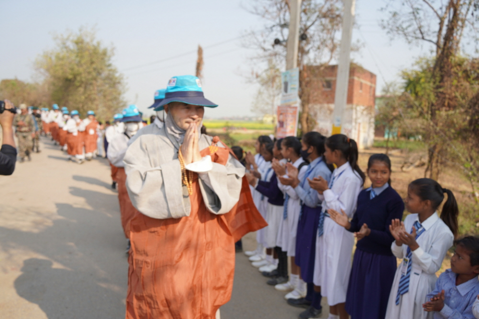 순례단을 환영하는 어린이들에게 총도감 호산스님이 인사를 건네고 있다.