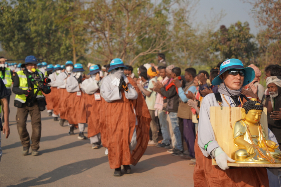 부처님을 품에 안고 걷는 스님.