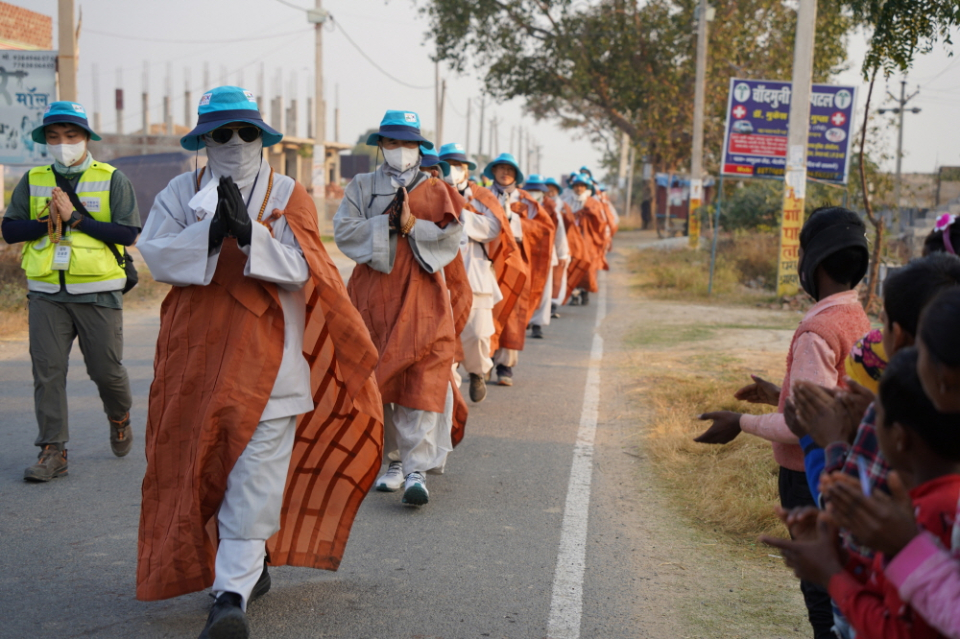 주민들에게 합장 인사하는 상월결사 회주 자승스님.