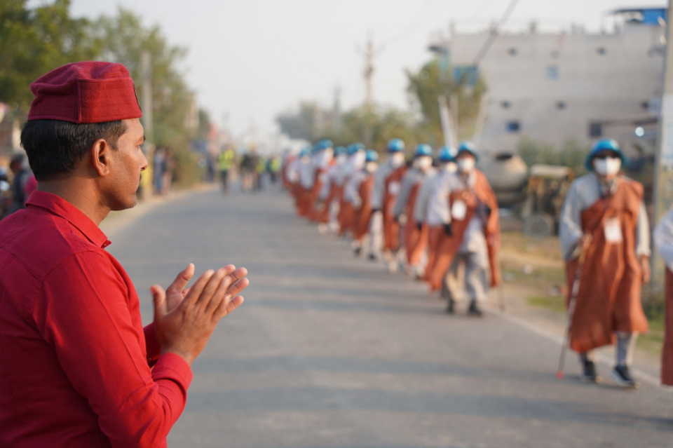순례단을 환영하는 인파들.