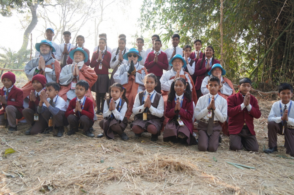 학생들과 기념 촬영한 순례단.