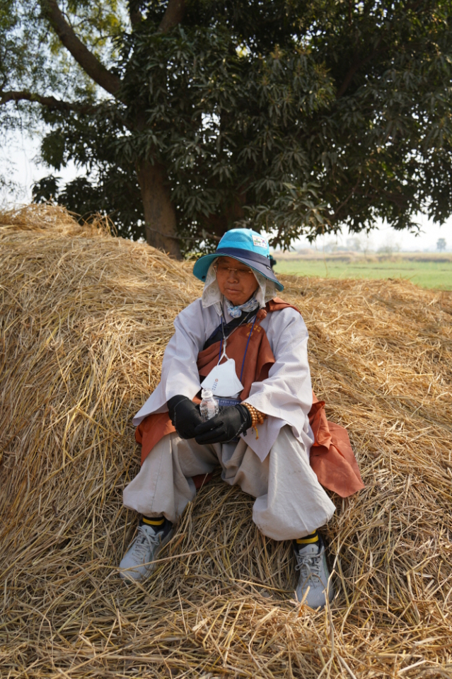 물 한잔 마시며 쉬고 있는 스님. 순례 고단함이 느껴진다.