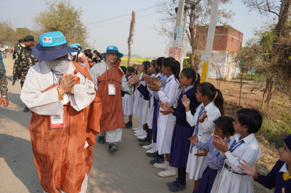 아이들과 인사 나누는 스님들.