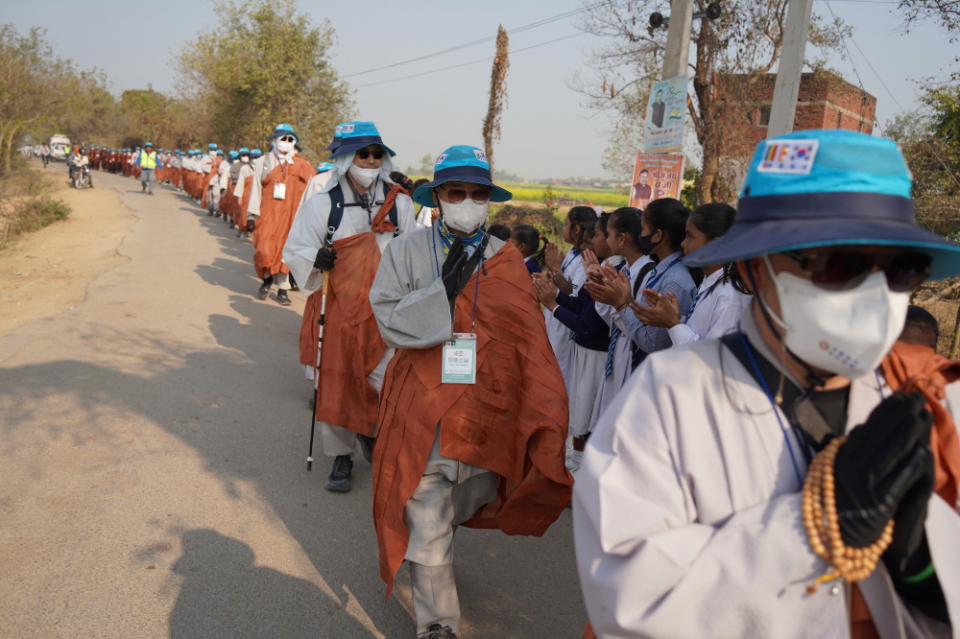 합장 인사하는 스님들.