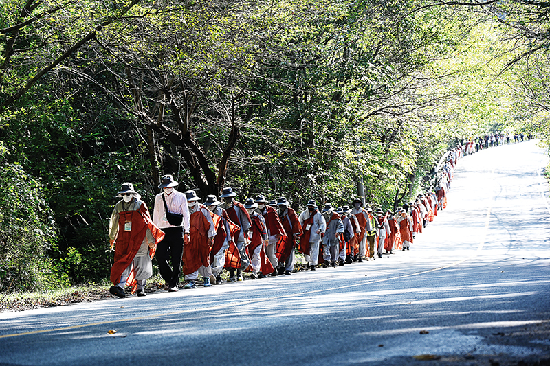 상월선원 천막결사부터 국난극복 자비순례, 삼보사찰 천리순례까지 3년여의 결사 과정이 일목요연하게 정리된 '상월결사 백서 2019~2021'이 모두 4권으로 발간됐다. 사진은 삼보사찰 천리순례 첫 날 모습. 불교신문 자료사진