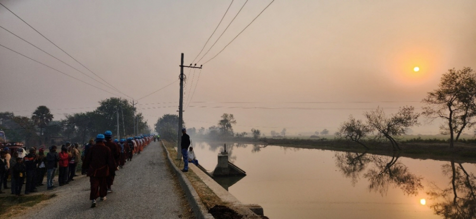 순례 8일째 행선, 일출을 보며 부다가야로 가는 순례단.