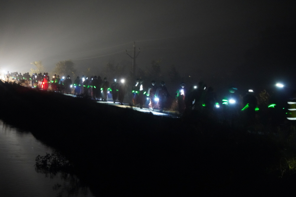 이른 새벽 제방 위를 건너는 순례단.