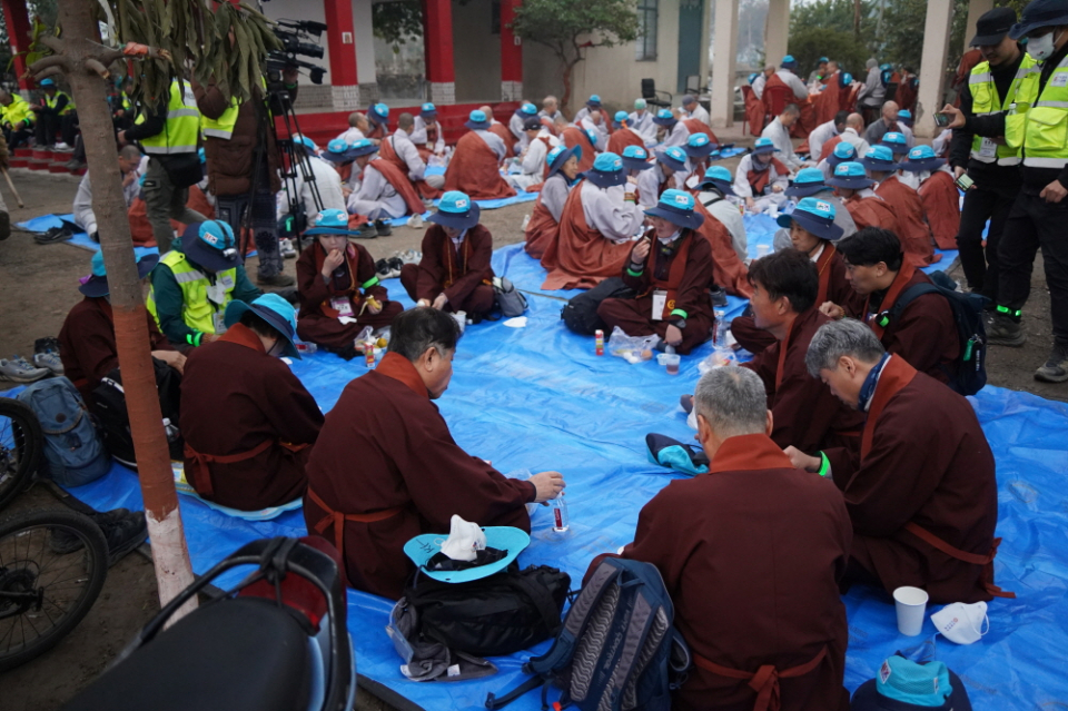 아침공양하는 모습.