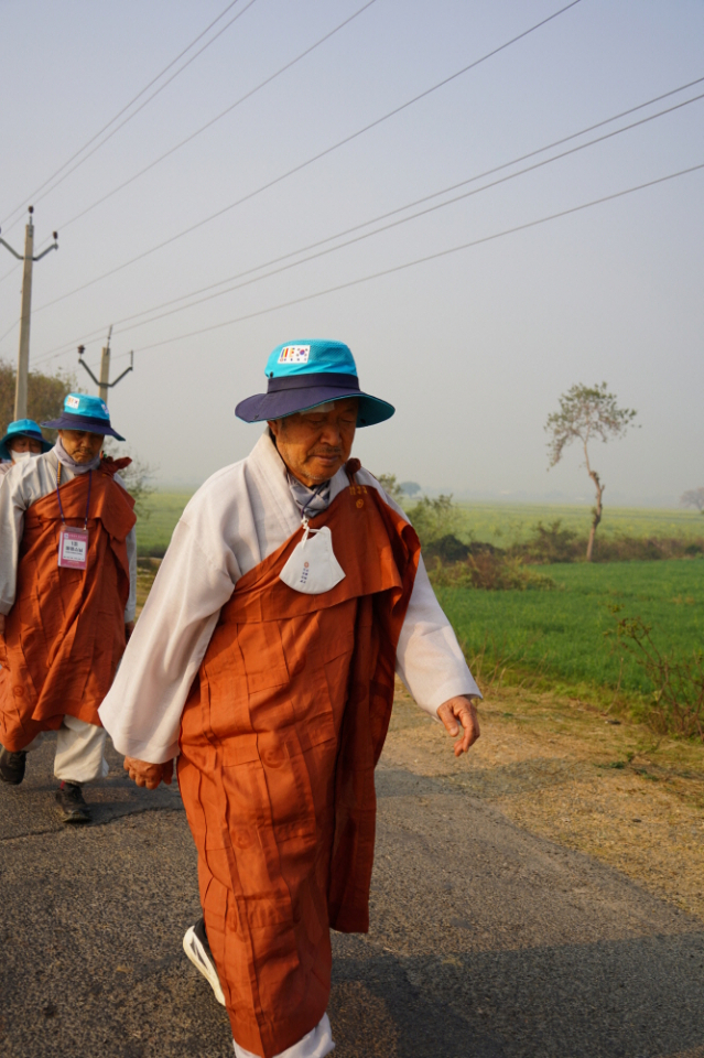 상처에도 꿋꿋이 걷는 무상스님.
