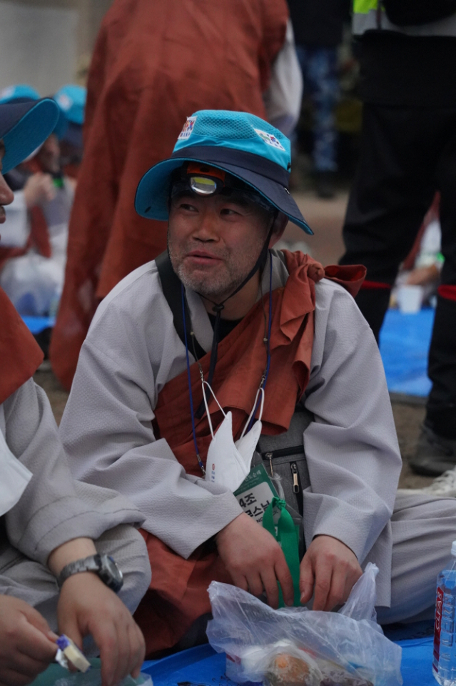 몸은 힘들고 춥지만 미소가 맺혀 있는 스님.