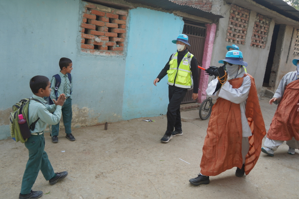아이와 합장하는 스님.