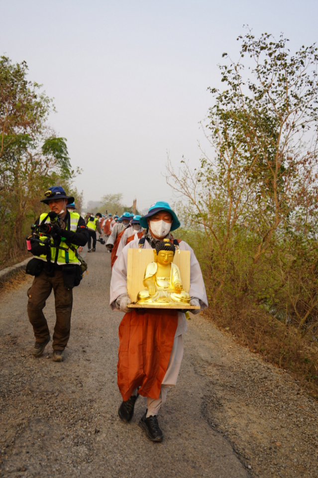 불상 이운하는 스님 모습.