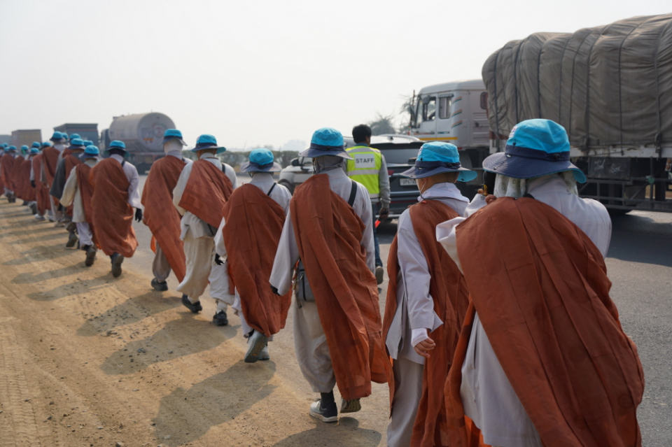 국도를 행선하는 모습.