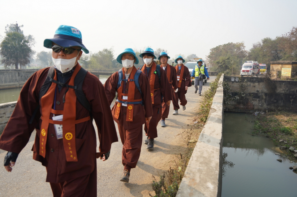 행자복을 입고 정진하는 불자들.