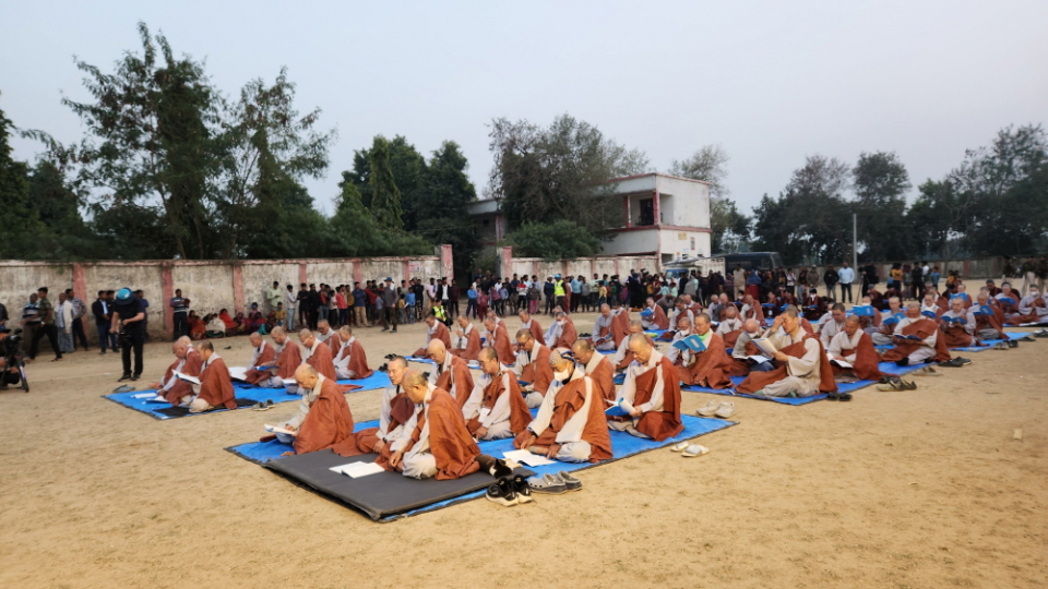 금강경 독송하는 순례단.