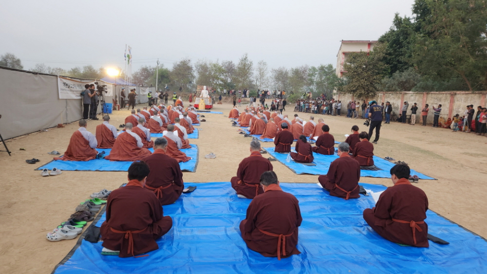 부처님 전에 독경하는 모습.