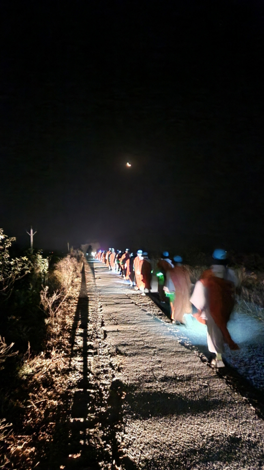 어두운 새벽 길을 걷는 모습.