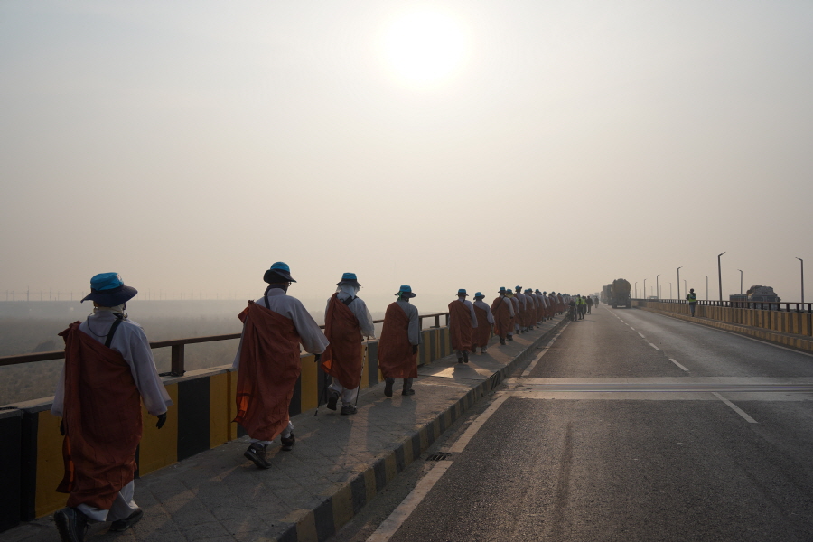 2월17일 상월결사 인도 순례 9일차를 맞은 순례단이 손강을 건너고 있다.