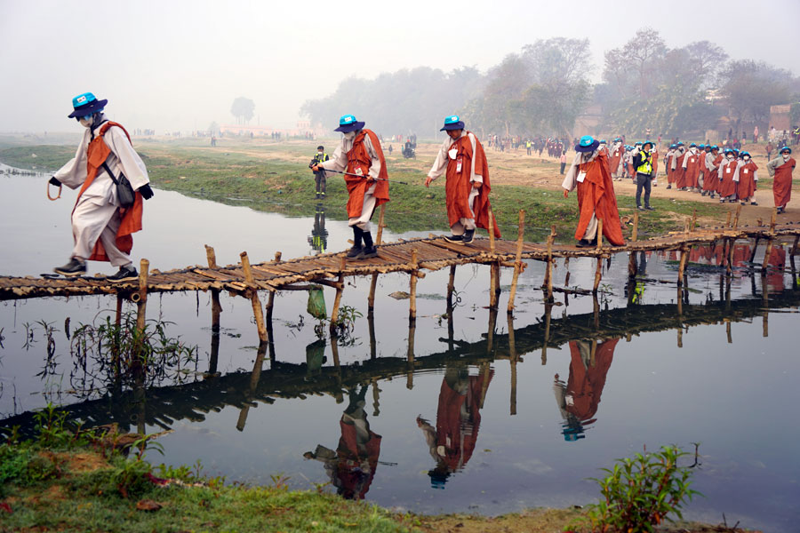 대나무 다리를 조심스럽게 건너는 순례단들
