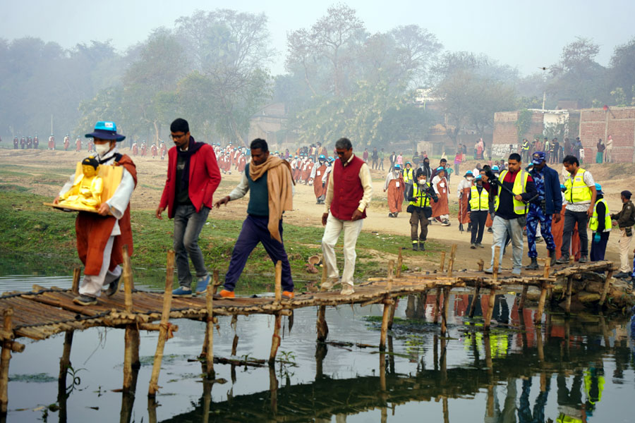 본오스님이 부처님을 모시고 대나무 다리를 맨 선두에서 건너는 모습.