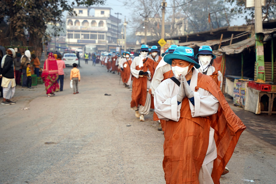11, 12, 오늘도 어김없이 많은 시민과 불자들이 나와 적극 환영하고 합장 인사했다. 순례단도 합장으로 화답한다.