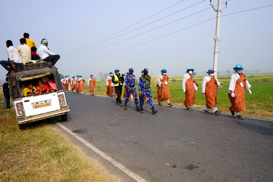 순례단 안전을 책임지는 인도 경찰이 순례단과 함께 걷고 있다.