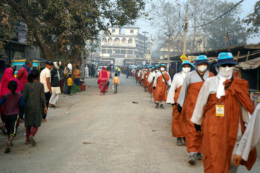 안개 낀 마을 길, 시장길 등을 지나는 순례단