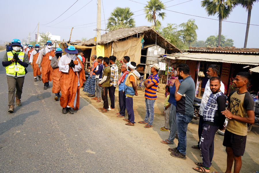 순례단이 가는 곳 마다 환영인사가 넘친다. 순례단도 도보로 지쳐 있지만 인사를 잊지 않는다.