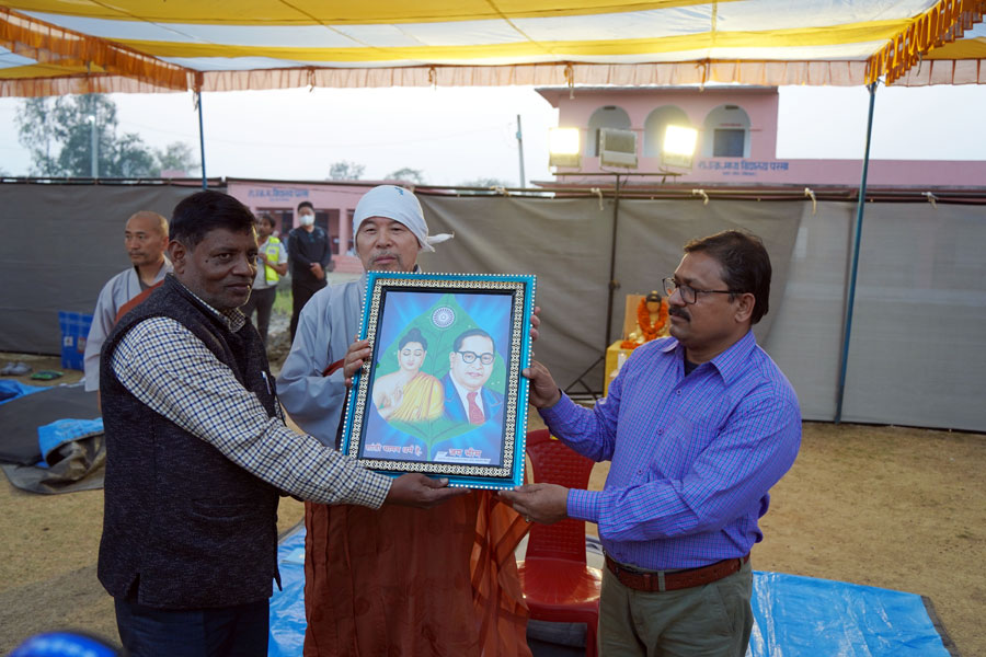 회주스님에게 액자를 선물하는 불자마을 대표들