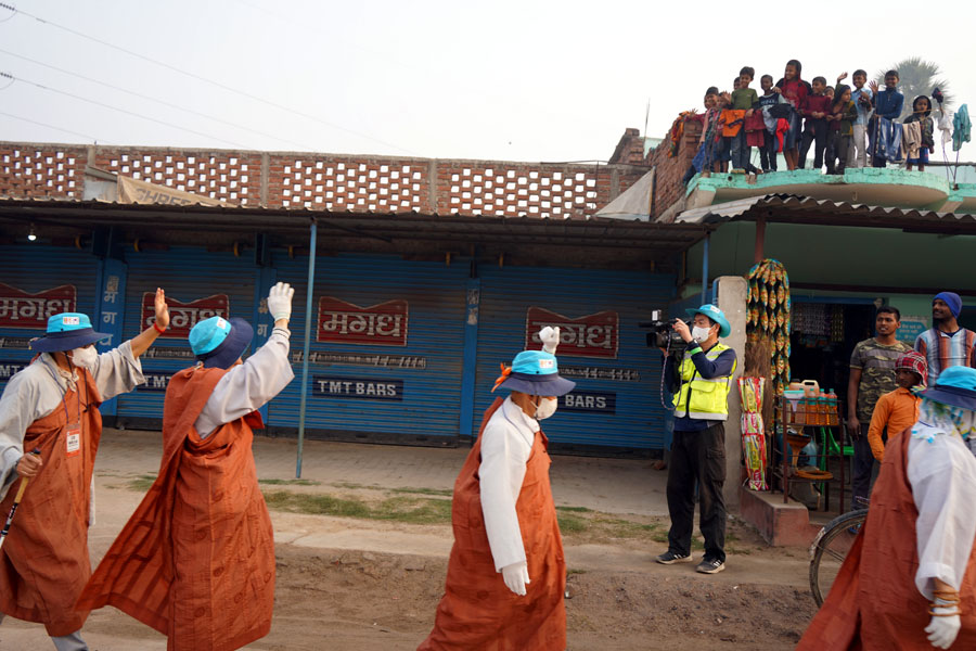 순례단이 가는 곳 마다 환영인사가 넘친다. 순례단도 도보로 지쳐 있지만 인사를 잊지 않는다.