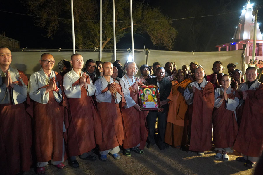 부처님께서 사르나트 가는 길에 들렀던 파르사 마을 대표와 순례단 대표의 만남