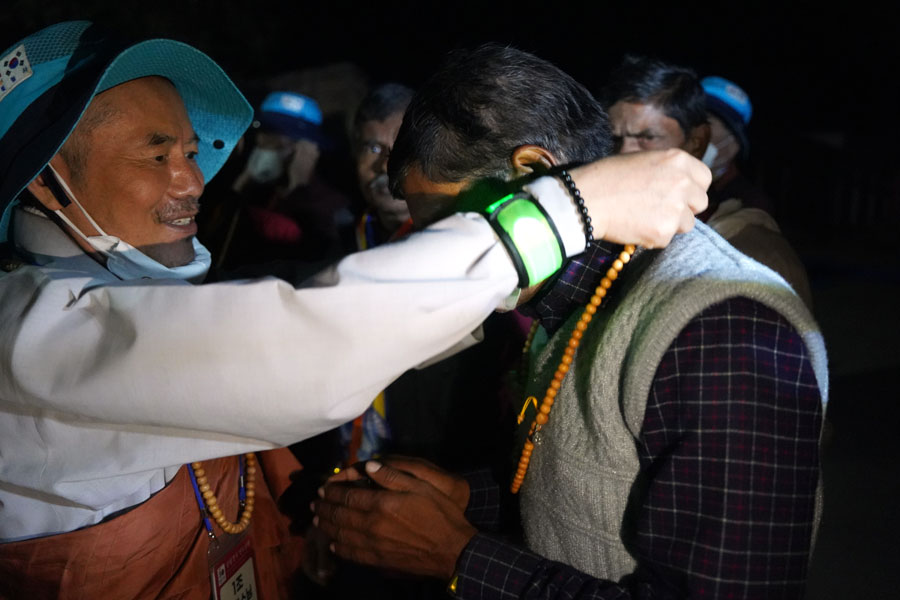 포교원장 범해스님이 칼리지 불자 교사에게 염주를 걸어주는 모습.