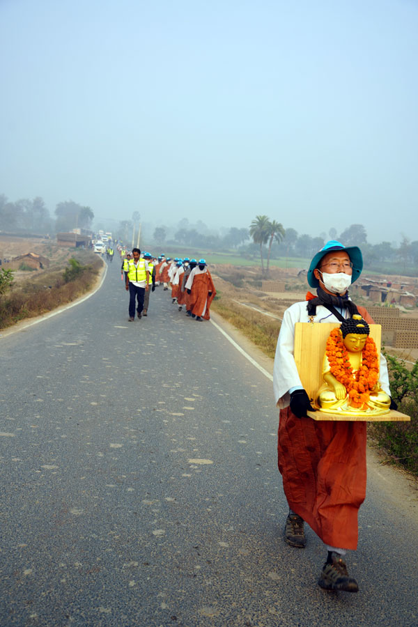 불상이운하는 제정스님.