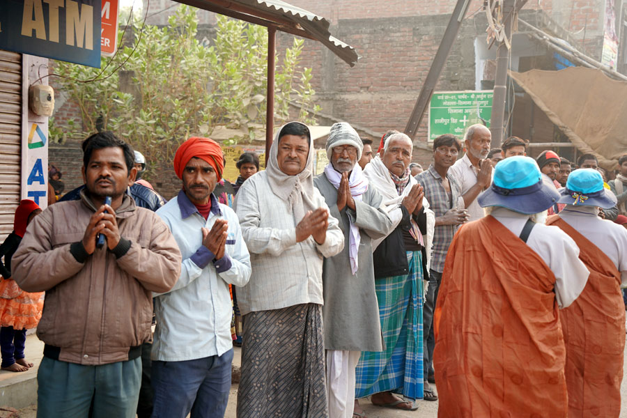 순례단이 가는 곳 마다 환영인사가 넘친다. 순례단도 도보로 지쳐 있지만 인사를 잊지 않는다.