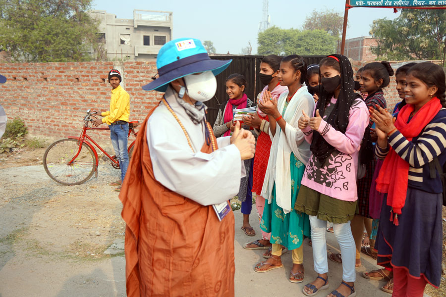 순례단이 가는 곳 마다 환영인사가 넘친다. 순례단도 도보로 지쳐 있지만 인사를 잊지 않는다.