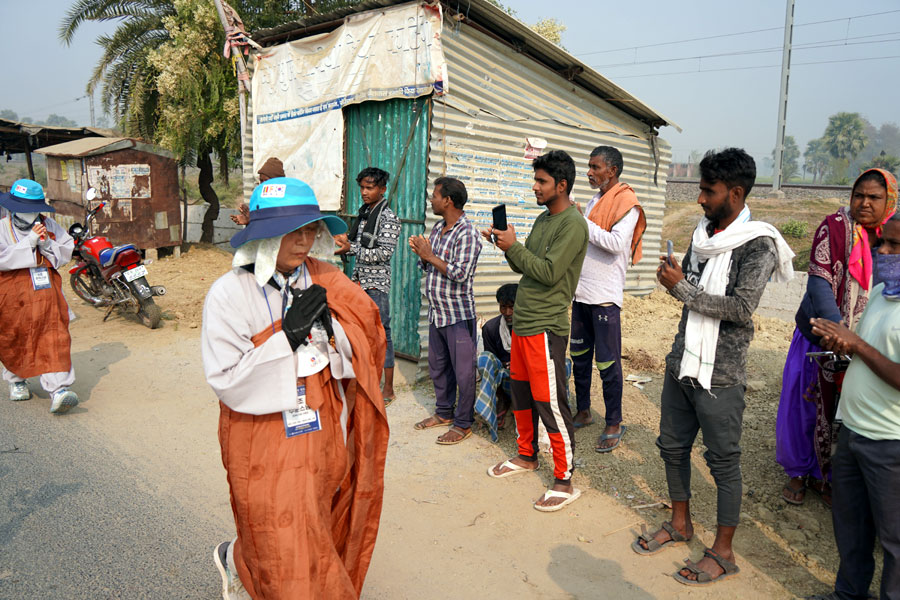 순례단이 가는 곳 마다 환영인사가 넘친다.