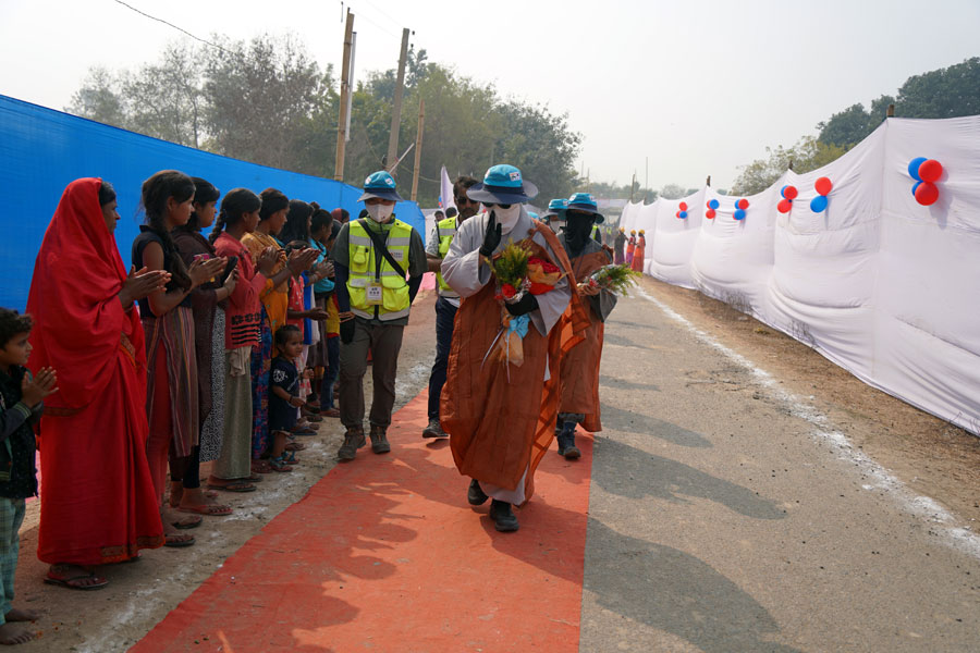 순례단이 가는 곳 마다 환영인사가 넘친다. 순례단도 도보로 지쳐 있지만 인사를 잊지 않는다.