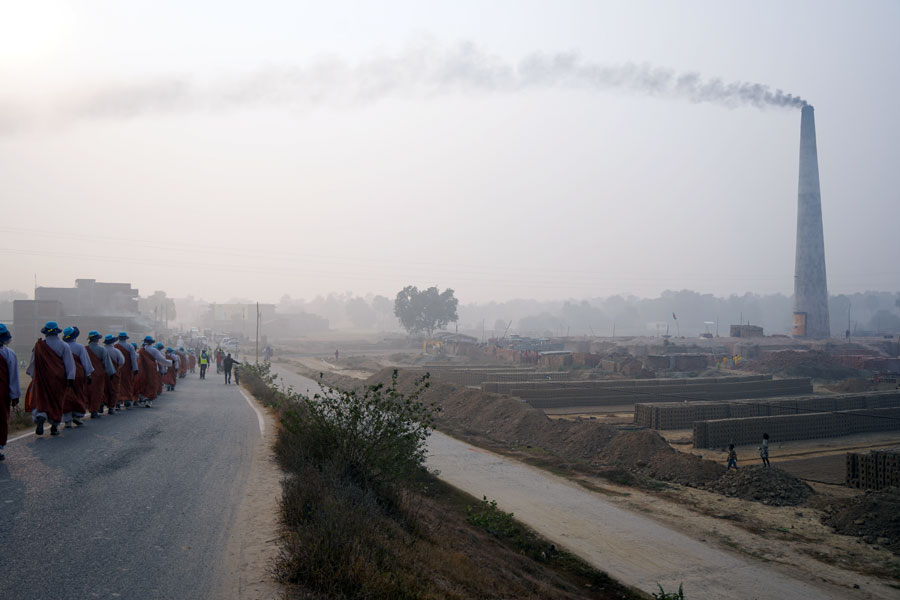 부처님께서 걸으셨던 길을 따라 가는 순례단.
