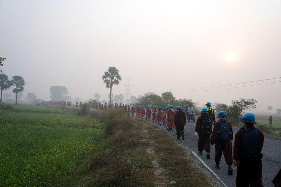 부처님께서 걸으셨던 길을 따라 가는 순례단.