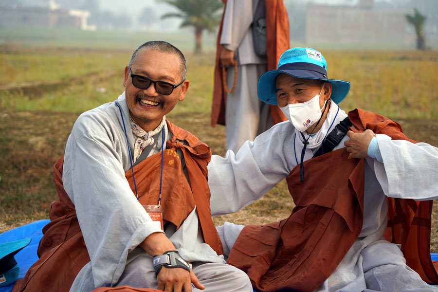걷느라 몸은 힘들어도 서로 배려한다. 그래서 웃음을 잃지 않는다.