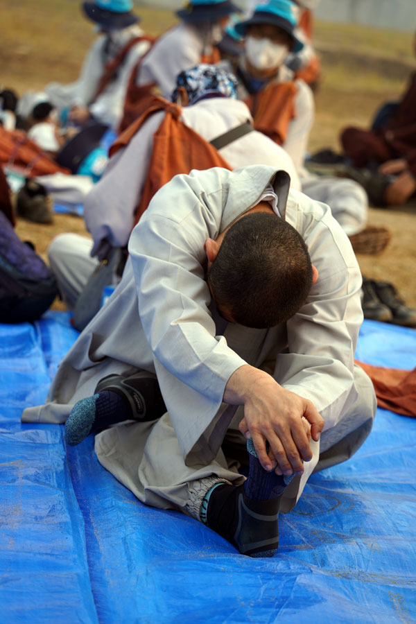 걷느라 몸은 힘들어도 서로 배려한다. 그래서 웃음을 잃지 않는다.