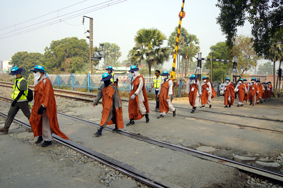 기차 철길 건널목을 순례단.