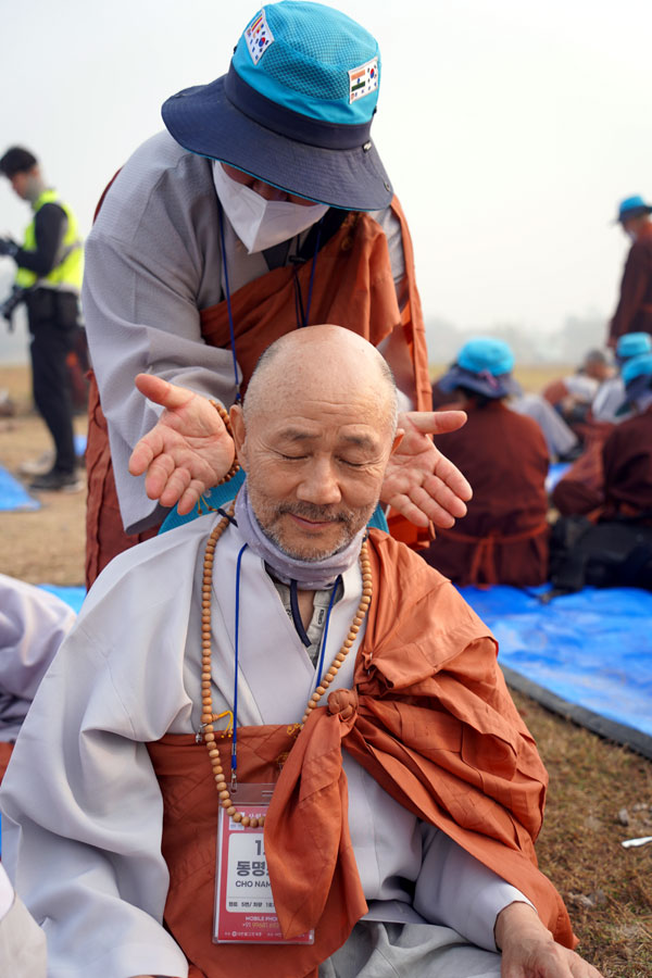 걷느라 몸은 힘들어도 서로 배려한다. 그래서 웃음을 잃지 않는다.