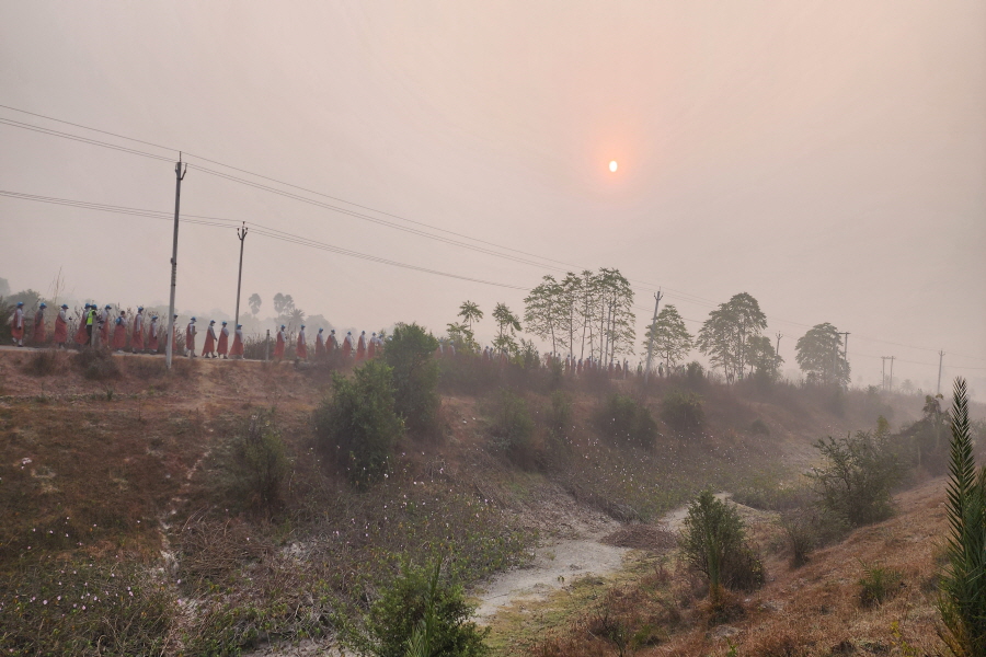​아침 해가 떠오르는 가운데 순례단이 보드가야를 향해서 나아가고 있다.​