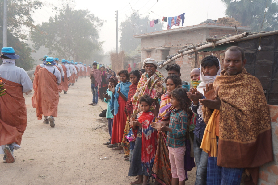 ​박수로 순례단을 맞아주는 주민들.​